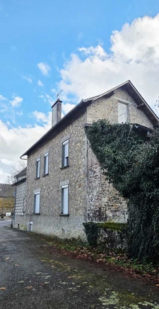Maison de caractère en pierre avec potentiel commercial 12
