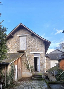 Maison de caractère en pierre avec potentiel commercial 1
