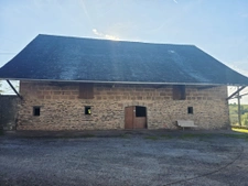 Corps de ferme isolé avec 55 hectares attenants et habitatio 11