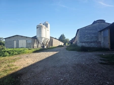Corps de ferme isolé avec 55 hectares attenants et habitatio 15
