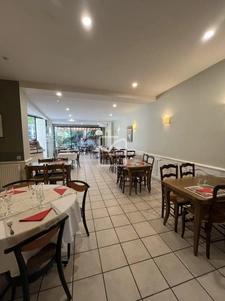 Ensemble immobilier de 799 m2 : Hôtel 2 étoiles, bar et rest 9