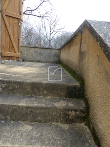 CORPS DE FERME A RESTAURER EN POSITION DOMINANTE, AUX PORTES 16