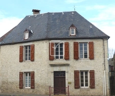 MAISON DE VILLAGE EN PIERRES AVEC LOCAL PROFESSIONNEL ET HAB 4