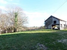 CORPS DE FERME A RESTAURER EN POSITION DOMINANTE, AUX PORTES 19