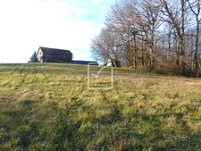CORPS DE FERME A RESTAURER EN POSITION DOMINANTE, AUX PORTES 8