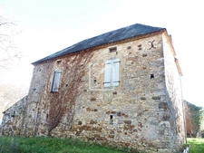 CORPS DE FERME A RESTAURER EN POSITION DOMINANTE, AUX PORTES 7