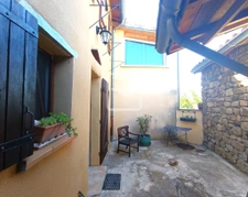 Maison de village rénovée avec terrasse et terrain non atten 4