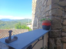 Maison de village rénovée avec terrasse et terrain non atten 3