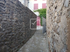 Maison de village rénovée avec terrasse et terrain non atten 12