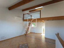 Maison de village rénovée avec terrasse et terrain non atten 6
