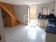 Maison de village rénovée avec terrasse et terrain non atten 5