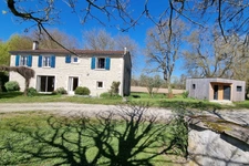 À 10 minutes de Rouillac    Ancien moulin de charme avec dép