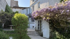 Maison de ville avec jardin à Chef-Boutonne