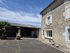 Maison à rénover à 8 min du village d'Aigre