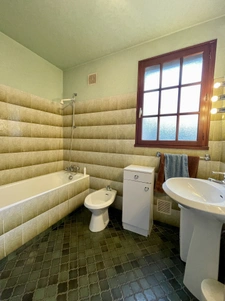 Maison au calme avec grand terrain et beau potentiel