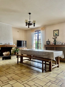 Maison au calme avec grand terrain et beau potentiel