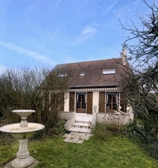 Maison au calme avec grand terrain et beau potentiel