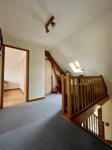 Maison au calme avec grand terrain et beau potentiel