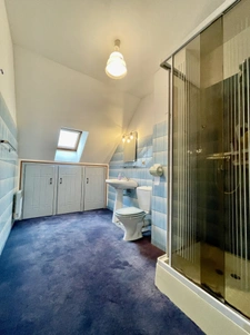 Maison au calme avec grand terrain et beau potentiel