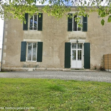 Opportunité ! Maison bourgeoise de caractère   Proche des pl