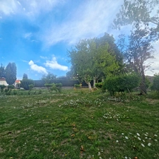 Terrain constructible arboré d env 1000m2,