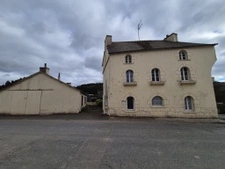  Propriété à finaliser   Deux maisons en pierre   Centre-bou