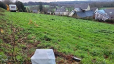 Beau terrain de 799 m2 au centre du bourg.