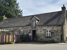 Maison de caractère en pierre   115 m2   Jardin 673 m2   Ter