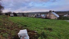 Beau terrain de 799 m2 au centre du bourg.