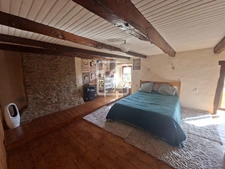 Longère 9 pièces, 6 chambres sur 3088 m2 de terrain clos. Sa 14