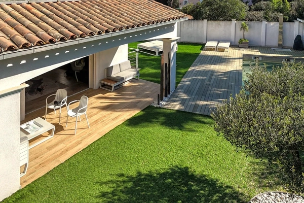 Villa contemporaine rénovée/imaginée par architecte d’intérieur – volumes exceptionnels – Janas
