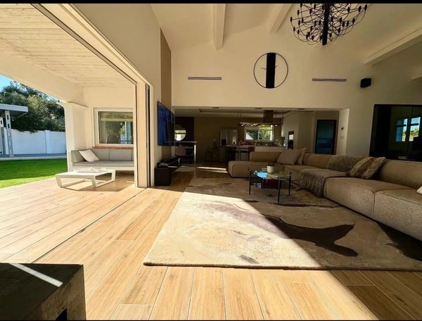 Villa contemporaine rénovée/imaginée par architecte d’intérieur – volumes exceptionnels – Janas