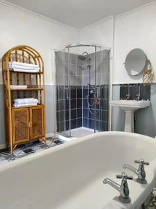 Charmante maison de village en pierre   volumes, cachet et v