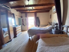 Maison en pierre avec cour fermée, dépendances et grange