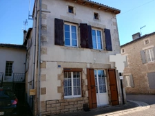 Ensemble immobilier composé d'une  maison de village en pier