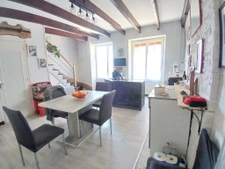 Ensemble immobilier composé d'une  maison de village en pier