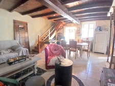 Maison en pierre avec cour fermée, dépendances et grange