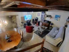 Maison en pierre avec cour fermée, dépendances et grange