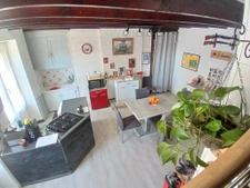 Ensemble immobilier composé d'une  maison de village en pier