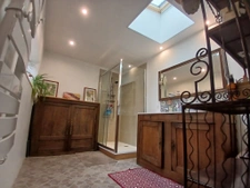  Maison en pierre rénovée, charme, confort et commodités à p