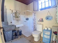 Maison en pierre avec cour fermée, dépendances et grange