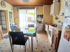 Maison en pierre avec cour fermée, dépendances et grange