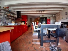 Maison en pierre, volumes généreux et charme à MORNAC