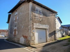 Ensemble immobilier composé d'une  maison de village en pier
