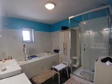 Maison en pierre, volumes généreux et charme à MORNAC