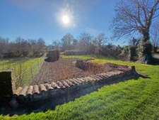Ensemble immobilier composé d'une  maison de village en pier