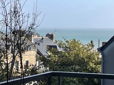 Centre Cancale - balcon vue mer et stationnement