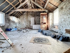 Maison pierres et ardoises à rénover