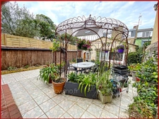 Hyper-centre cancale : Maison atypique avec garage et cour