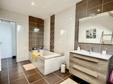 Contemporaine lumineuse, belles prestations 